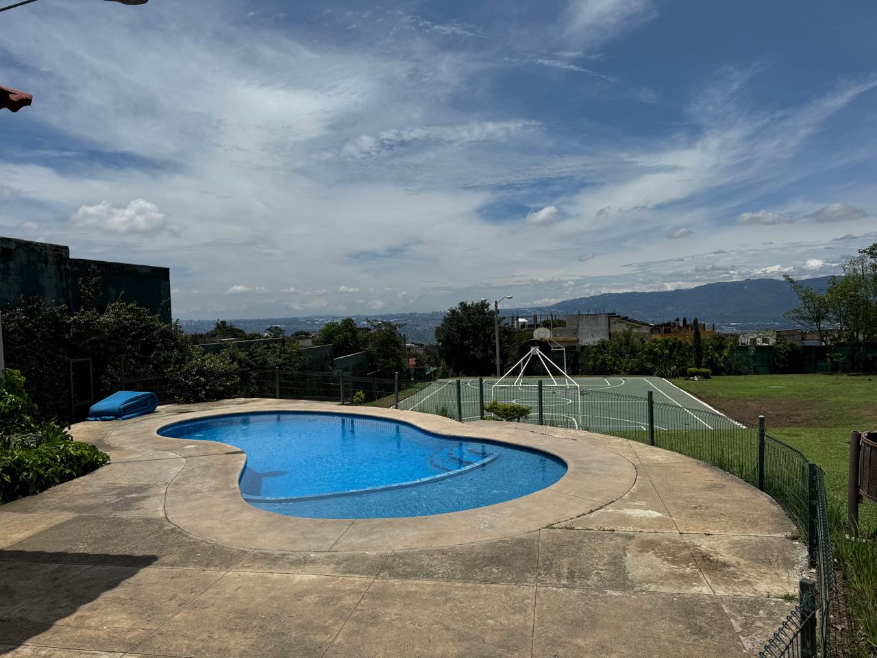 Venta de Casa o Casas, Terrenos, Propiedades, Apartamentos, Inmuebles en Guatemala, zona 11, zona 7, zona 2, zona 18, zona 16, Mixco, Carretera Al Salvador, Fraijanes, Santa Catarina Pinula, Antigua Guatemala, Villa Nueva, Villa Canales, San Miguel Petapa - Venta o Alquiler de Casas En Guatemala