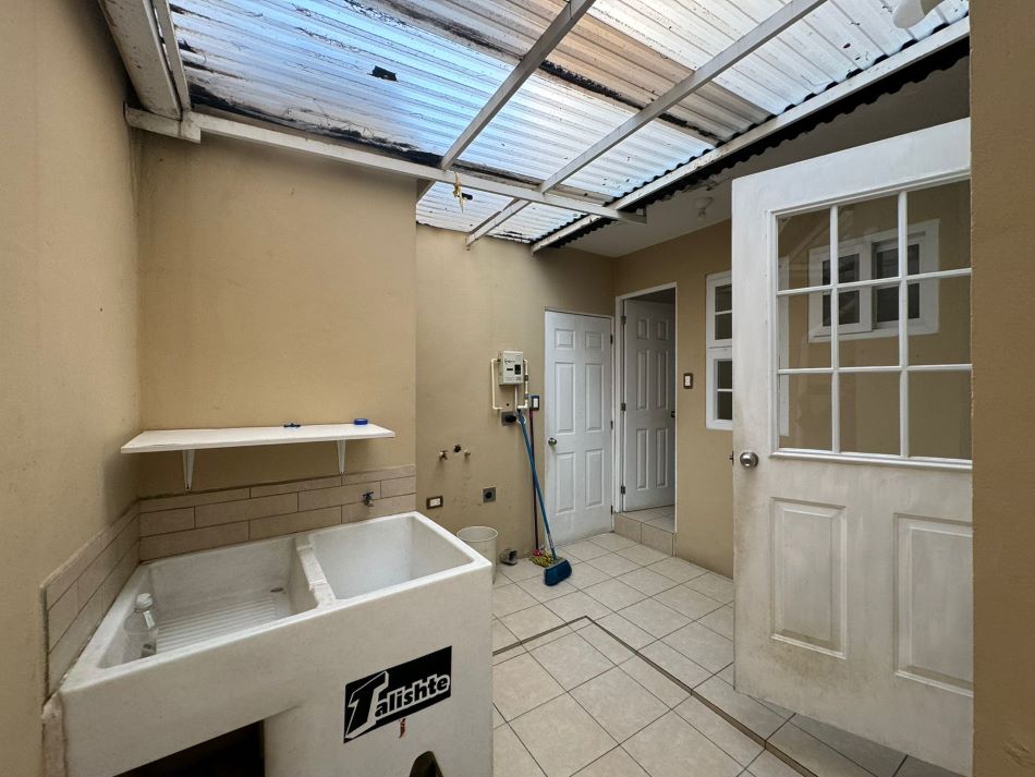 Venta de Casa o Casas, Terrenos, Propiedades, Apartamentos, Inmuebles en Guatemala, zona 11, zona 7, zona 2, zona 18, zona 16, Mixco, Carretera Al Salvador, Fraijanes, Santa Catarina Pinula, Antigua Guatemala, Villa Nueva, Villa Canales, San Miguel Petapa - Venta o Alquiler de Casas En Guatemala