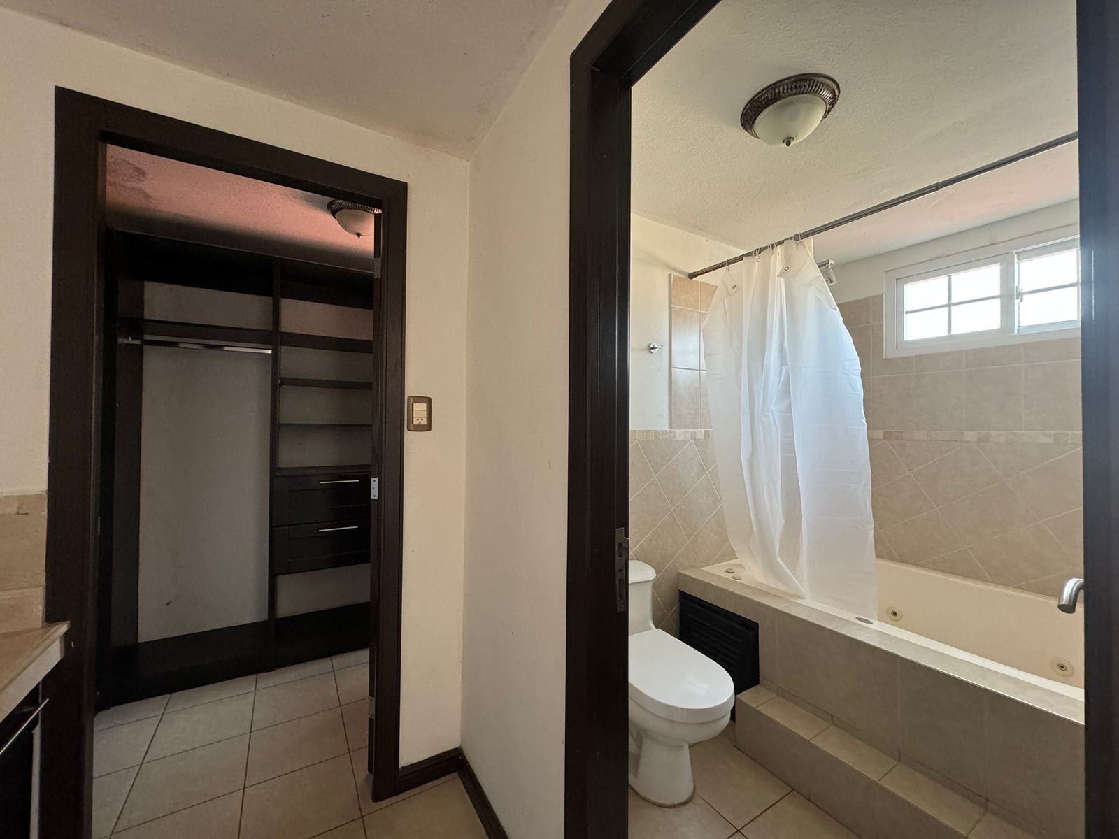 Venta de Casa o Casas, Terrenos, Propiedades, Apartamentos, Inmuebles en Guatemala, zona 11, zona 7, zona 2, zona 18, zona 16, Mixco, Carretera Al Salvador, Fraijanes, Santa Catarina Pinula, Antigua Guatemala, Villa Nueva, Villa Canales, San Miguel Petapa - Venta o Alquiler de Casas En Guatemala