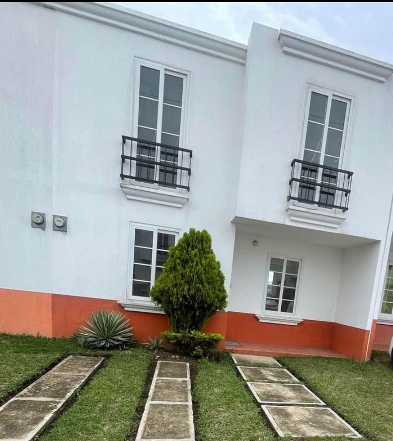 Venta de Casa o Casas, Terrenos, Propiedades, Apartamentos, Inmuebles en Guatemala, zona 11, zona 7, zona 2, zona 18, zona 16, Mixco, Carretera Al Salvador, Fraijanes, Santa Catarina Pinula, Antigua Guatemala, Villa Nueva, Villa Canales, San Miguel Petapa - Venta o Alquiler de Casas En Guatemala