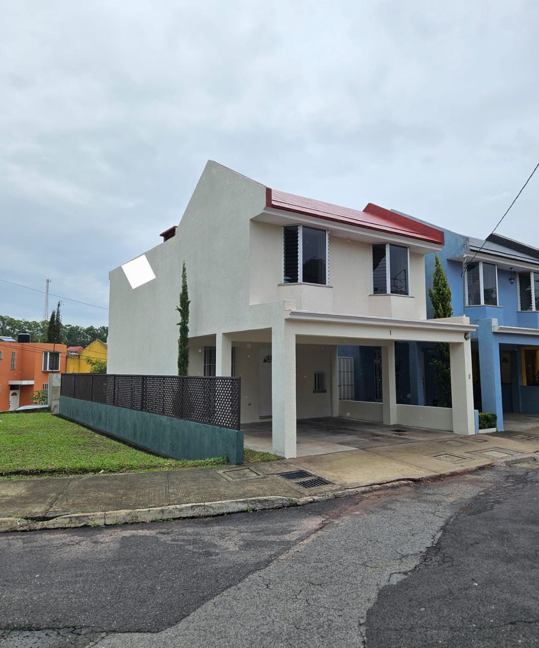 Venta de Casa o Casas, Terrenos, Propiedades, Apartamentos, Inmuebles en Guatemala, zona 11, zona 7, zona 2, zona 18, zona 16, Mixco, Carretera Al Salvador, Fraijanes, Santa Catarina Pinula, Antigua Guatemala, Villa Nueva, Villa Canales, San Miguel Petapa - Venta o Alquiler de Casas En Guatemala