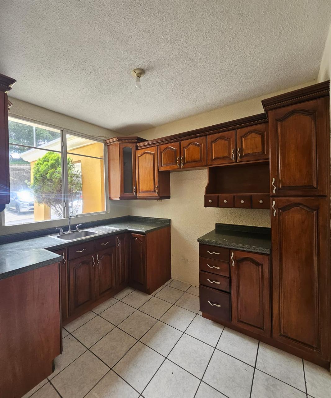 Venta de Casa o Casas, Terrenos, Propiedades, Apartamentos, Inmuebles en Guatemala, zona 11, zona 7, zona 2, zona 18, zona 16, Mixco, Carretera Al Salvador, Fraijanes, Santa Catarina Pinula, Antigua Guatemala, Villa Nueva, Villa Canales, San Miguel Petapa - Venta o Alquiler de Casas En Guatemala