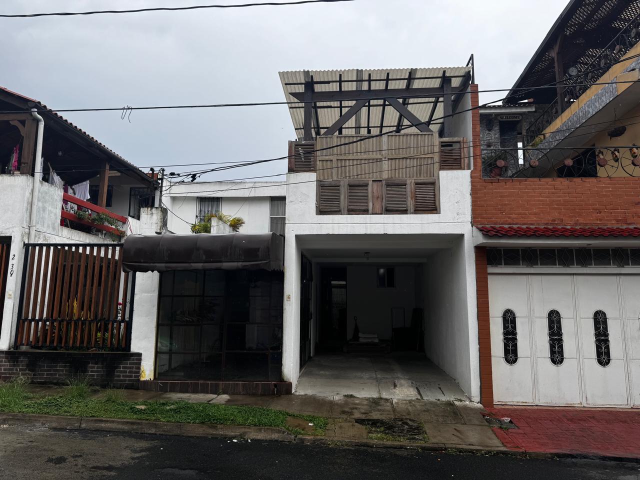 Venta de Casa o Casas, Terrenos, Propiedades, Apartamentos, Inmuebles en Guatemala, zona 11, zona 7, zona 2, zona 18, zona 16, Mixco, Carretera Al Salvador, Fraijanes, Santa Catarina Pinula, Antigua Guatemala, Villa Nueva, Villa Canales, San Miguel Petapa - Venta o Alquiler de Casas En Guatemala