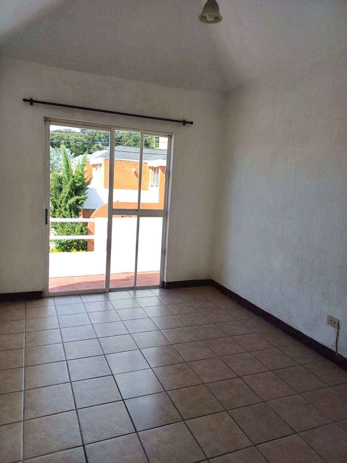 Venta de Casa o Casas, Terrenos, Propiedades, Apartamentos, Inmuebles en Guatemala, zona 11, zona 7, zona 2, zona 18, zona 16, Mixco, Carretera Al Salvador, Fraijanes, Santa Catarina Pinula, Antigua Guatemala, Villa Nueva, Villa Canales, San Miguel Petapa - Venta o Alquiler de Casas En Guatemala