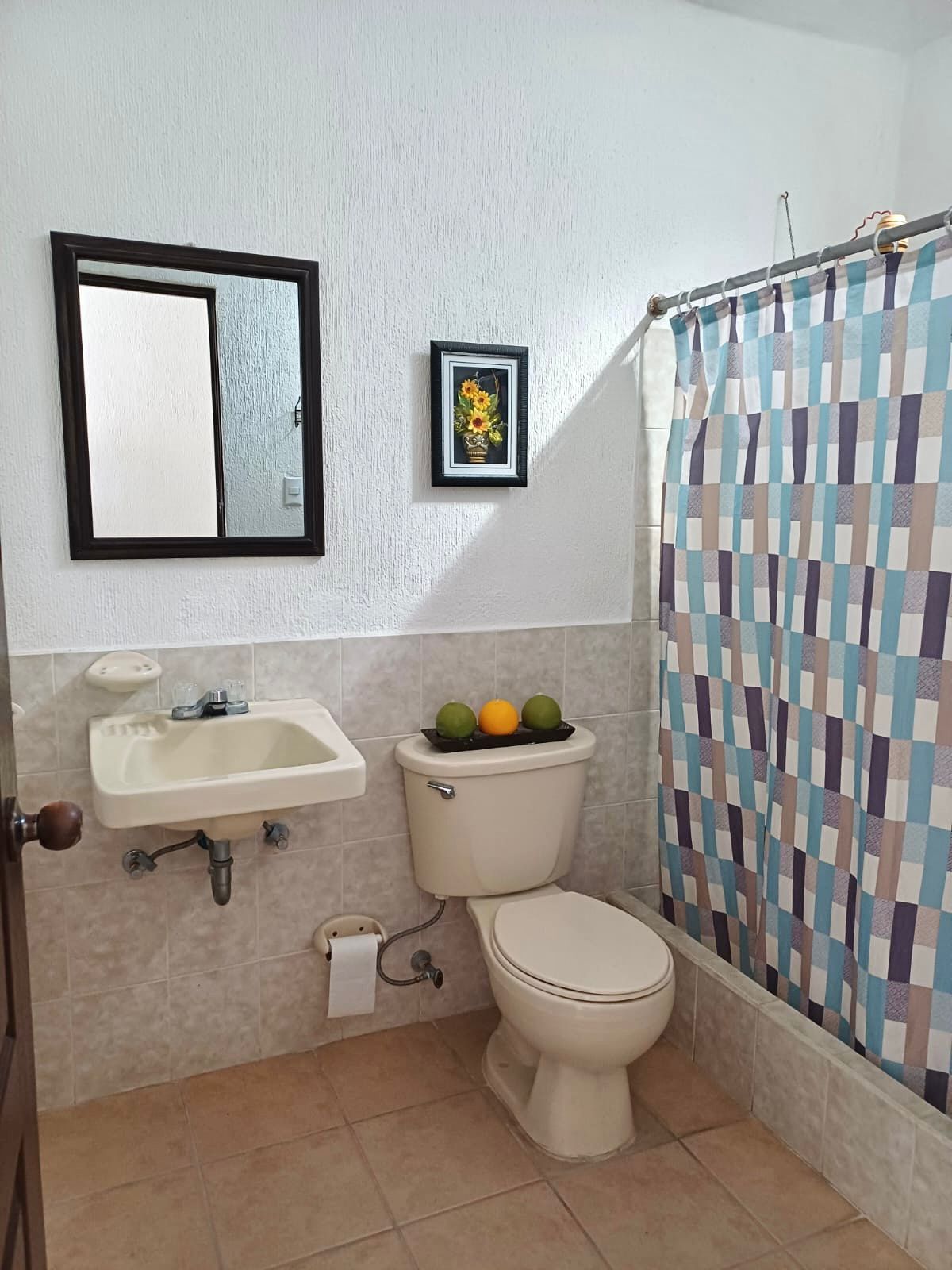 Venta de Casa o Casas, Terrenos, Propiedades, Apartamentos, Inmuebles en Guatemala, zona 11, zona 7, zona 2, zona 18, zona 16, Mixco, Carretera Al Salvador, Fraijanes, Santa Catarina Pinula, Antigua Guatemala, Villa Nueva, Villa Canales, San Miguel Petapa - Venta o Alquiler de Casas En Guatemala