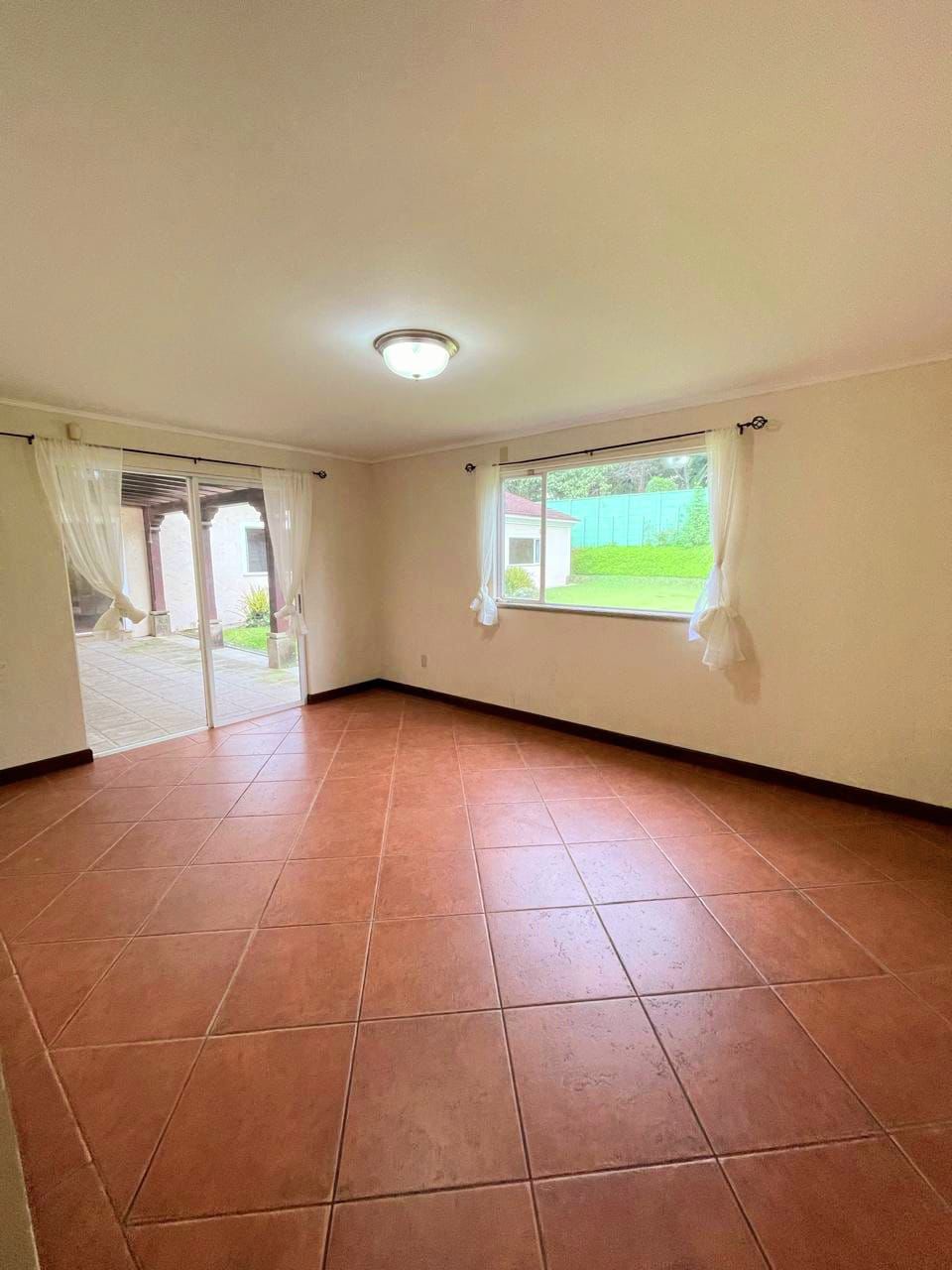 Venta de Casa o Casas, Terrenos, Propiedades, Apartamentos, Inmuebles en Guatemala, zona 11, zona 7, zona 2, zona 18, zona 16, Mixco, Carretera Al Salvador, Fraijanes, Santa Catarina Pinula, Antigua Guatemala, Villa Nueva, Villa Canales, San Miguel Petapa - Venta o Alquiler de Casas En Guatemala