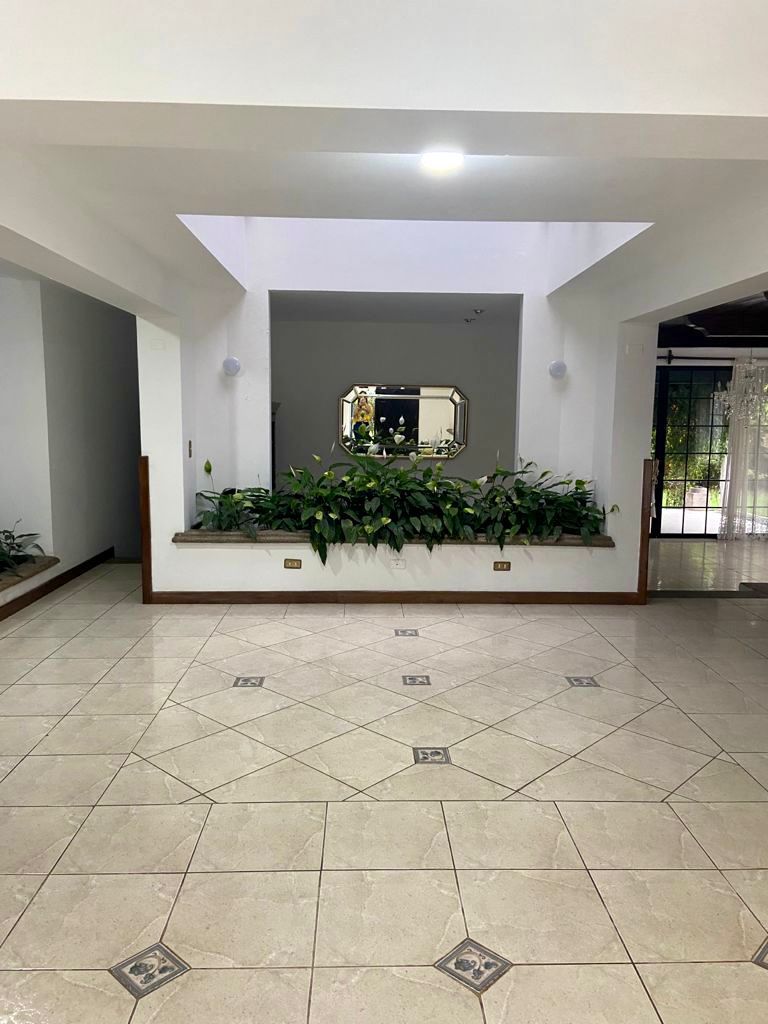 Venta de Casa o Casas, Terrenos, Propiedades, Apartamentos, Inmuebles en Guatemala, zona 11, zona 7, zona 2, zona 18, zona 16, Mixco, Carretera Al Salvador, Fraijanes, Santa Catarina Pinula, Antigua Guatemala, Villa Nueva, Villa Canales, San Miguel Petapa - Venta o Alquiler de Casas En Guatemala