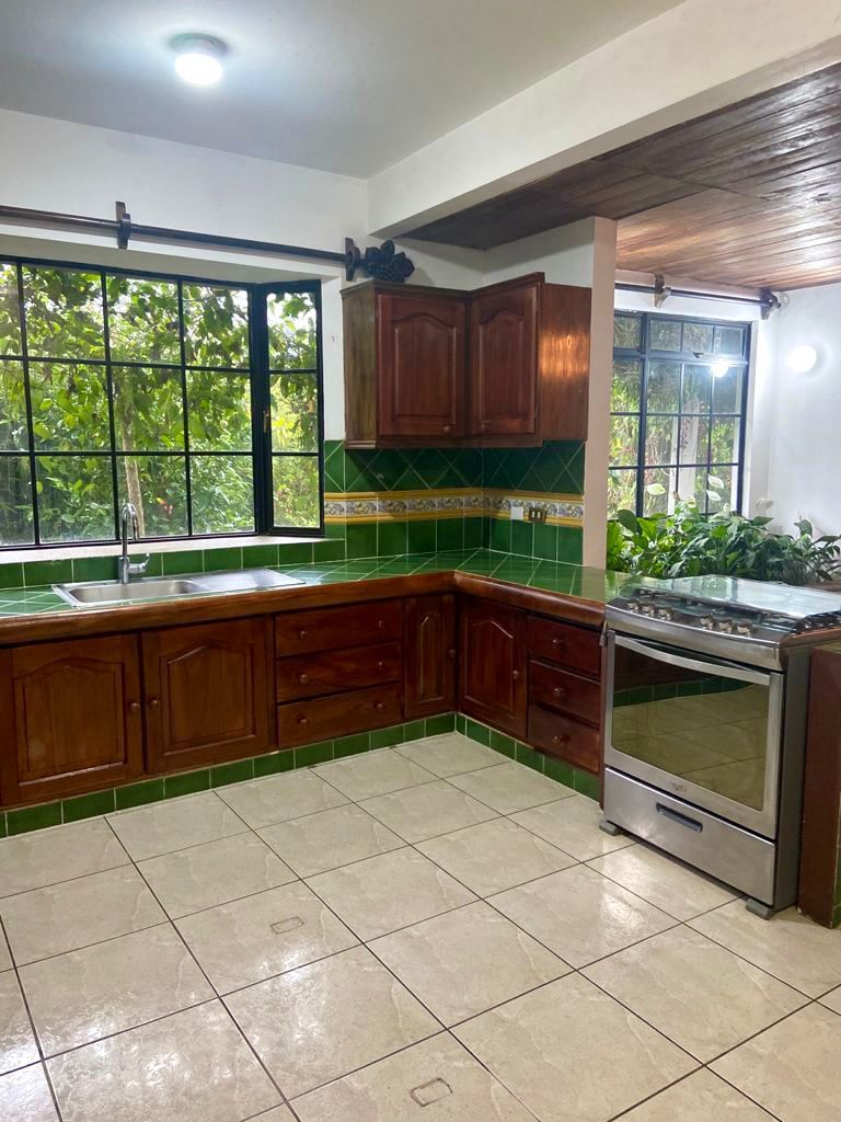 Venta de Casa o Casas, Terrenos, Propiedades, Apartamentos, Inmuebles en Guatemala, zona 11, zona 7, zona 2, zona 18, zona 16, Mixco, Carretera Al Salvador, Fraijanes, Santa Catarina Pinula, Antigua Guatemala, Villa Nueva, Villa Canales, San Miguel Petapa - Venta o Alquiler de Casas En Guatemala