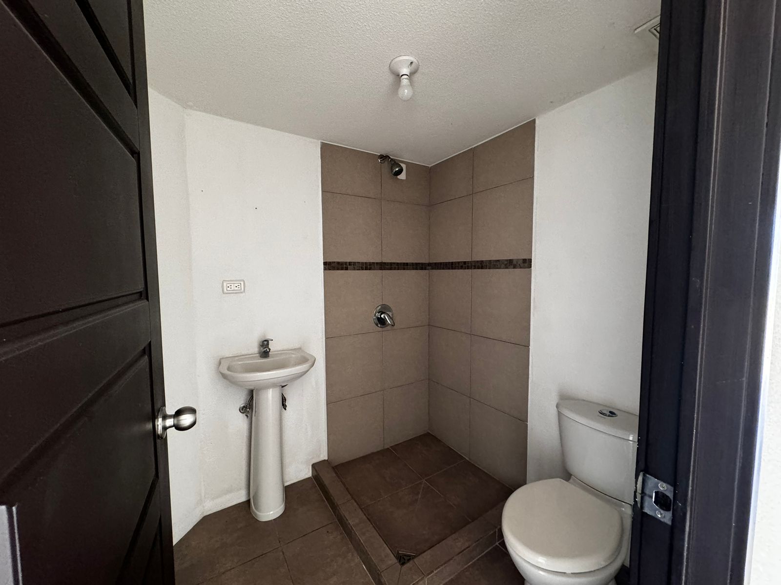 Venta de Casa o Casas, Terrenos, Propiedades, Apartamentos, Inmuebles en Guatemala, zona 11, zona 7, zona 2, zona 18, zona 16, Mixco, Carretera Al Salvador, Fraijanes, Santa Catarina Pinula, Antigua Guatemala, Villa Nueva, Villa Canales, San Miguel Petapa - Venta o Alquiler de Casas En Guatemala