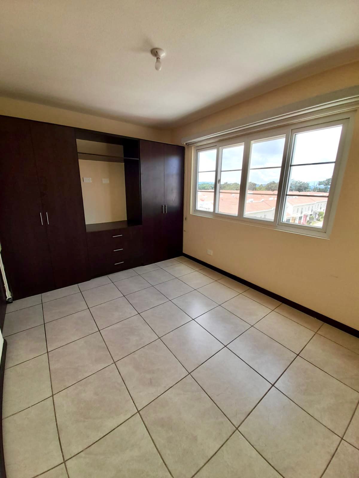 Venta de Casa o Casas, Terrenos, Propiedades, Apartamentos, Inmuebles en Guatemala, zona 11, zona 7, zona 2, zona 18, zona 16, Mixco, Carretera Al Salvador, Fraijanes, Santa Catarina Pinula, Antigua Guatemala, Villa Nueva, Villa Canales, San Miguel Petapa - Venta o Alquiler de Casas En Guatemala