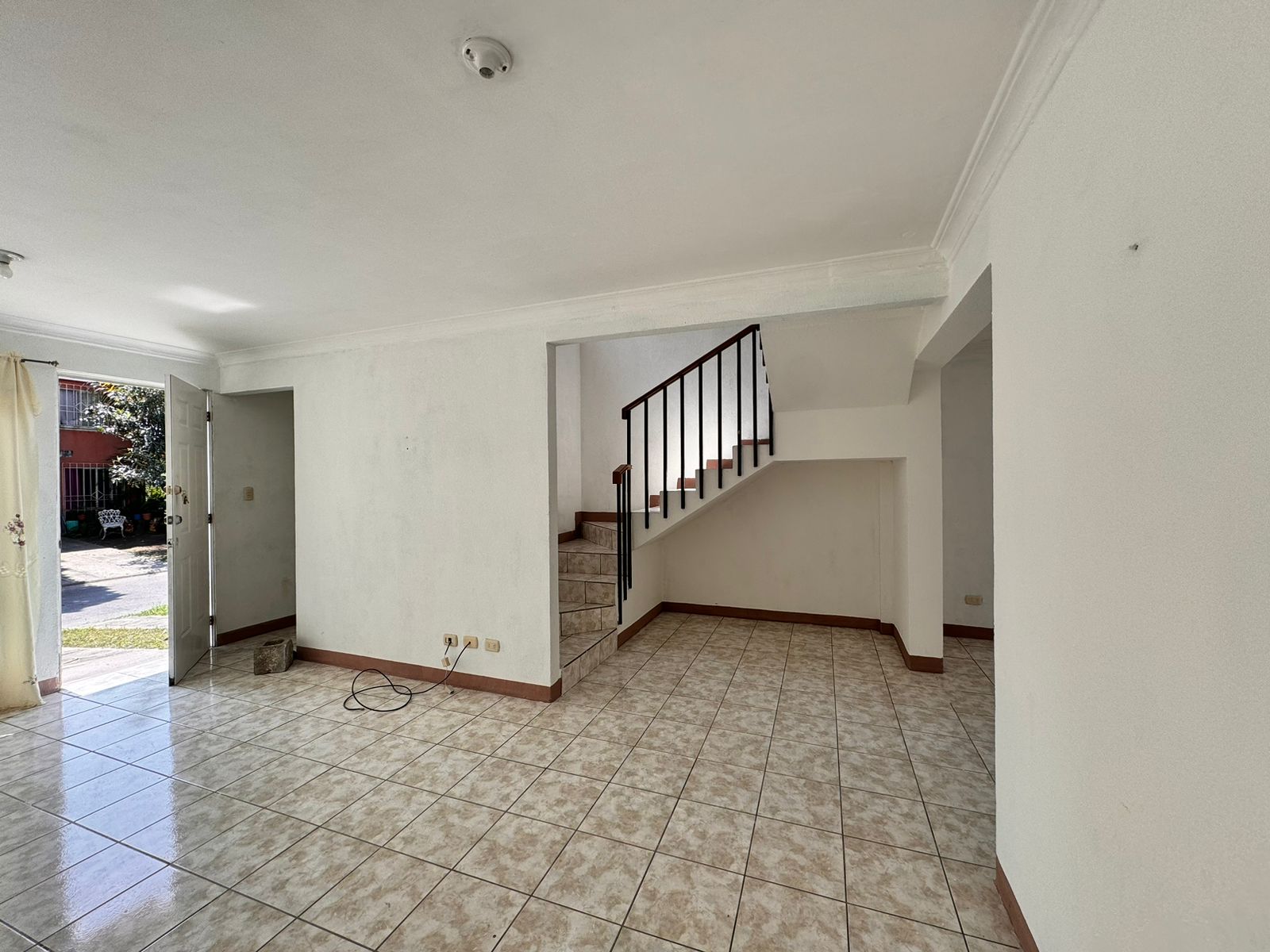 Venta de Casa o Casas, Terrenos, Propiedades, Apartamentos, Inmuebles en Guatemala, zona 11, zona 7, zona 2, zona 18, zona 16, Mixco, Carretera Al Salvador, Fraijanes, Santa Catarina Pinula, Antigua Guatemala, Villa Nueva, Villa Canales, San Miguel Petapa - Venta o Alquiler de Casas En Guatemala