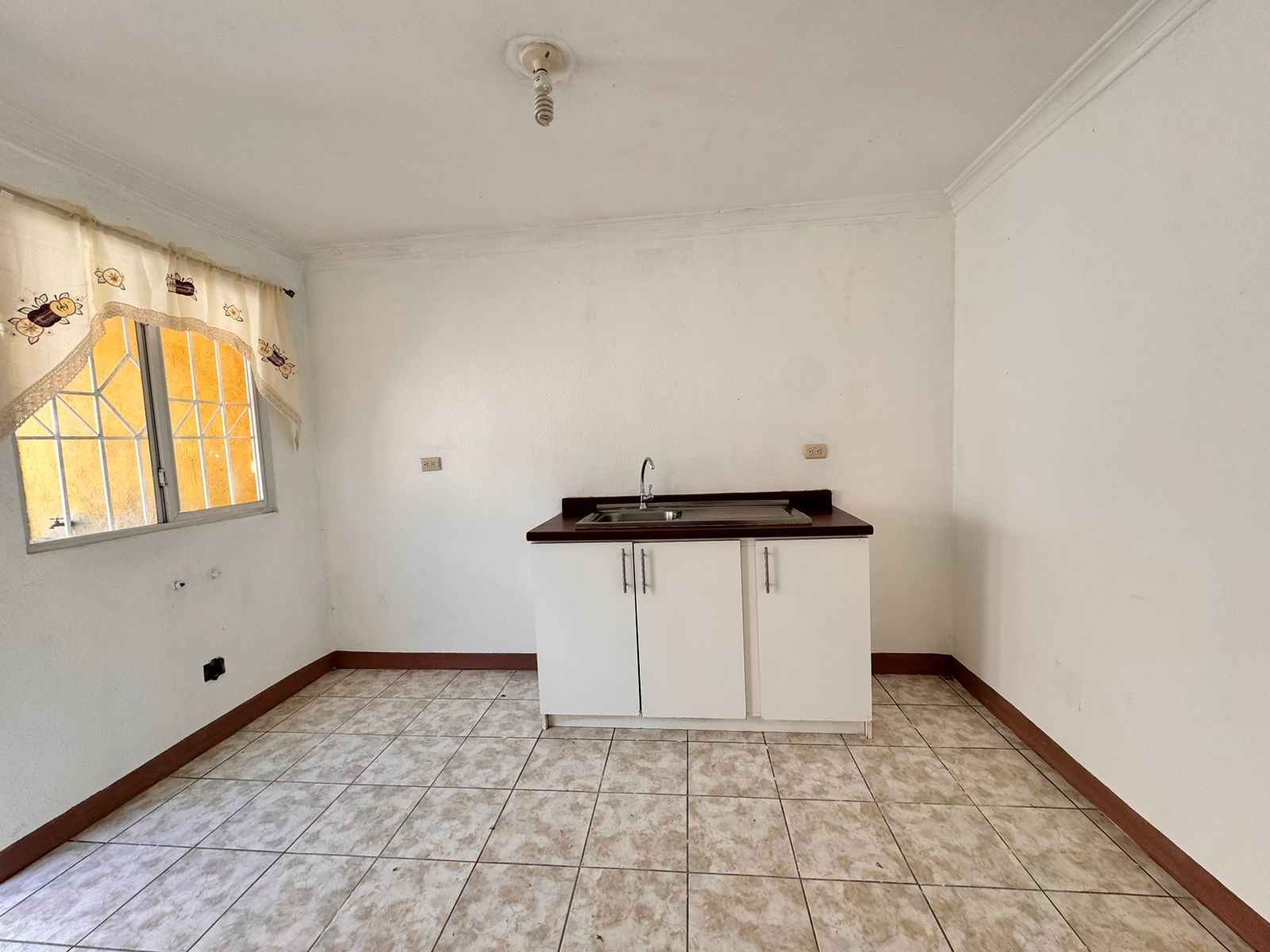 Venta de Casa o Casas, Terrenos, Propiedades, Apartamentos, Inmuebles en Guatemala, zona 11, zona 7, zona 2, zona 18, zona 16, Mixco, Carretera Al Salvador, Fraijanes, Santa Catarina Pinula, Antigua Guatemala, Villa Nueva, Villa Canales, San Miguel Petapa - Venta o Alquiler de Casas En Guatemala