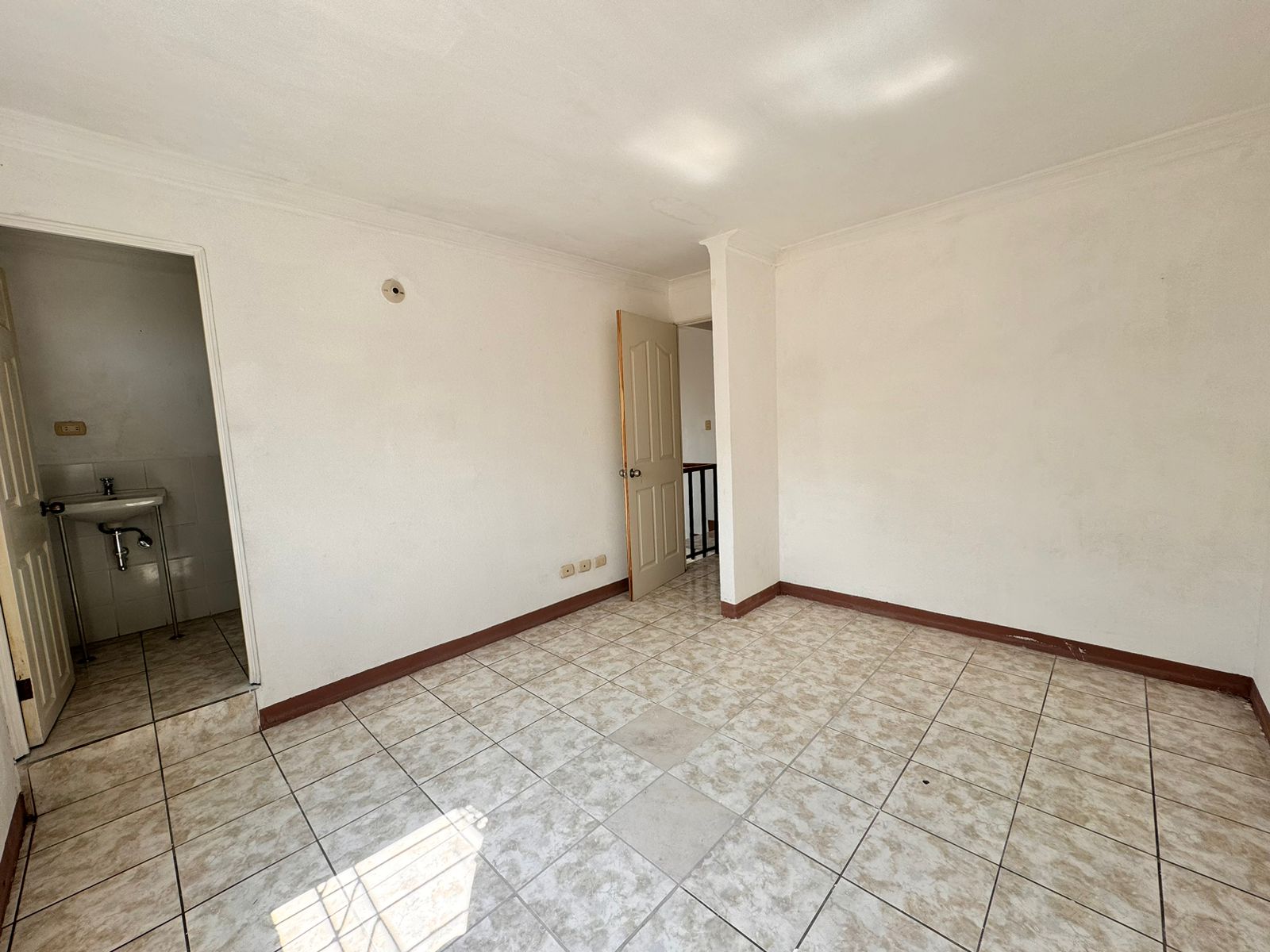 Venta de Casa o Casas, Terrenos, Propiedades, Apartamentos, Inmuebles en Guatemala, zona 11, zona 7, zona 2, zona 18, zona 16, Mixco, Carretera Al Salvador, Fraijanes, Santa Catarina Pinula, Antigua Guatemala, Villa Nueva, Villa Canales, San Miguel Petapa - Venta o Alquiler de Casas En Guatemala