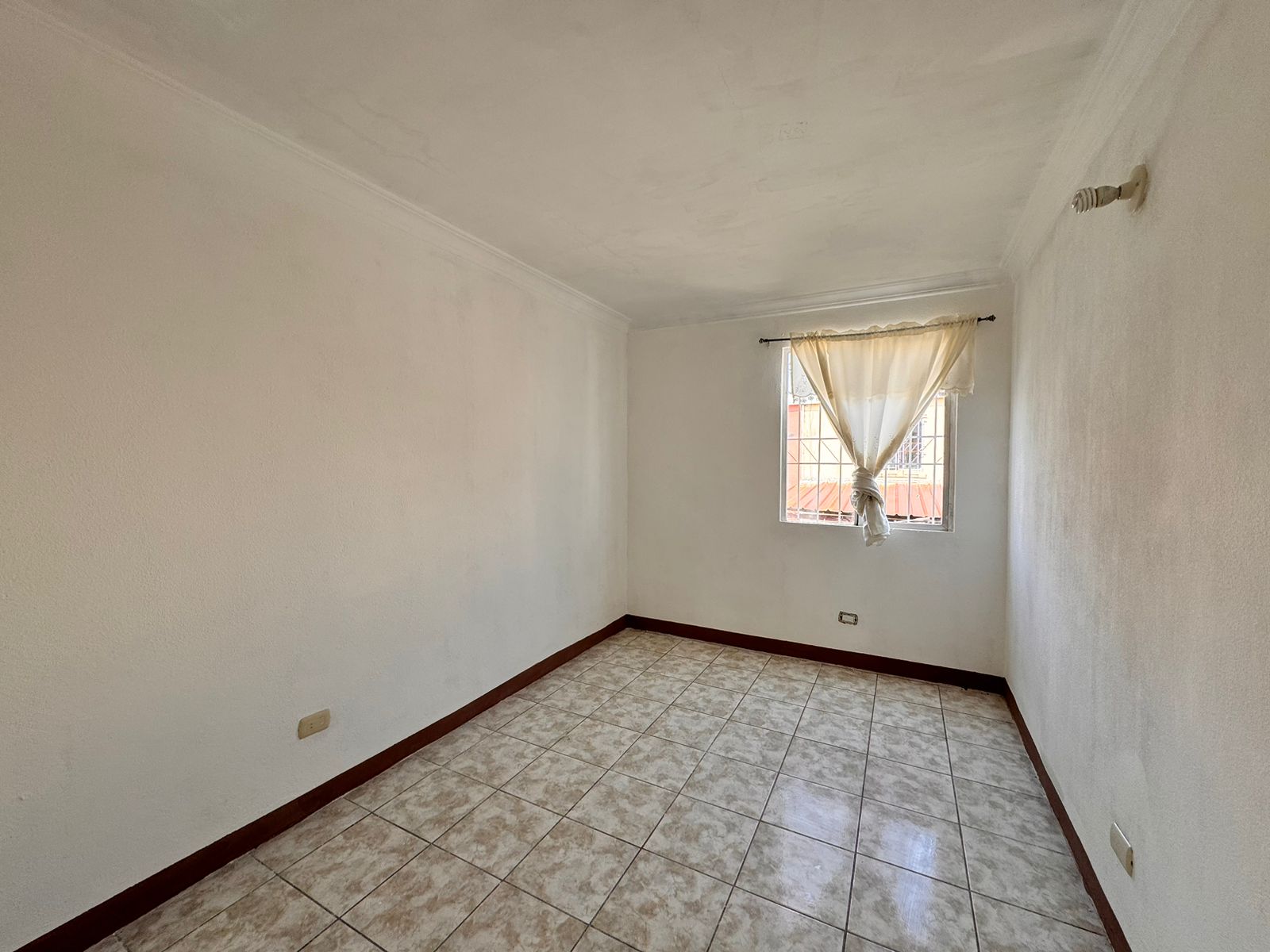 Venta de Casa o Casas, Terrenos, Propiedades, Apartamentos, Inmuebles en Guatemala, zona 11, zona 7, zona 2, zona 18, zona 16, Mixco, Carretera Al Salvador, Fraijanes, Santa Catarina Pinula, Antigua Guatemala, Villa Nueva, Villa Canales, San Miguel Petapa - Venta o Alquiler de Casas En Guatemala