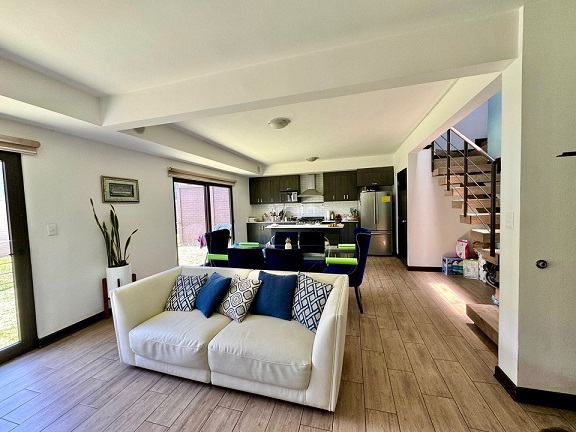 Venta de Casa o Casas, Terrenos, Propiedades, Apartamentos, Inmuebles en Guatemala, zona 11, zona 7, zona 2, zona 18, zona 16, Mixco, Carretera Al Salvador, Fraijanes, Santa Catarina Pinula, Antigua Guatemala, Villa Nueva, Villa Canales, San Miguel Petapa - Venta o Alquiler de Casas En Guatemala