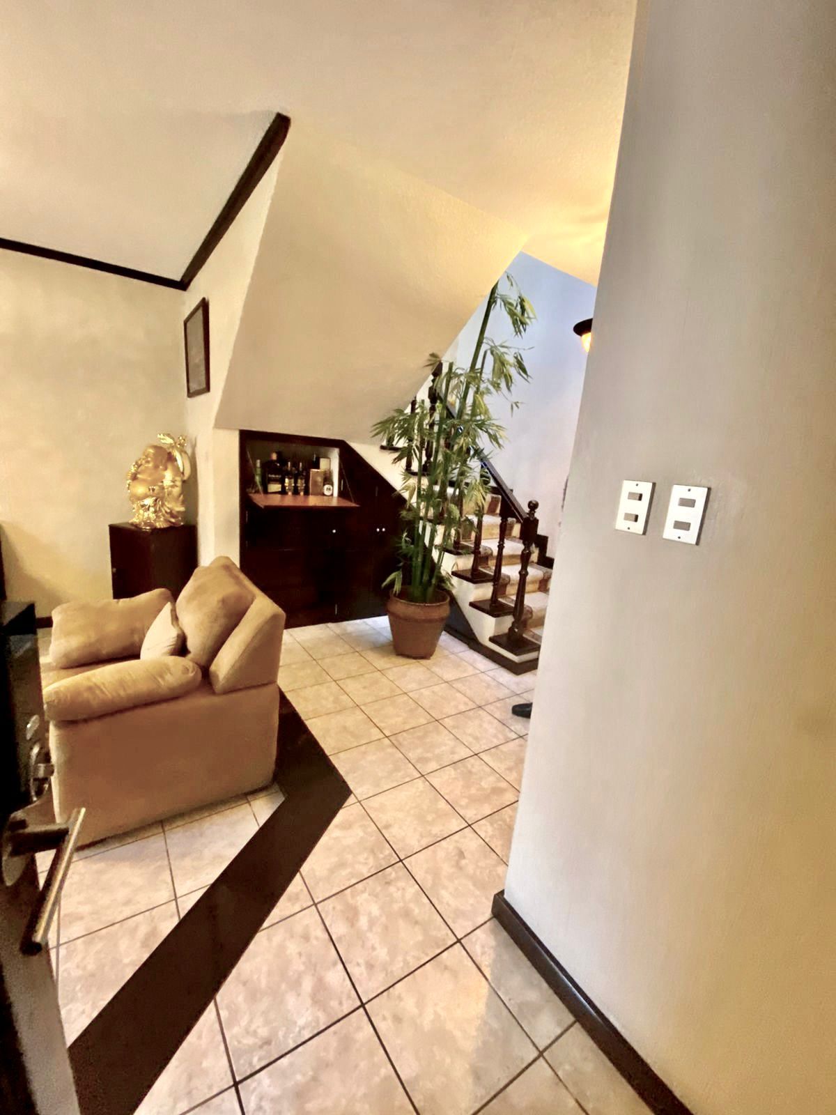 Venta de Casa o Casas, Terrenos, Propiedades, Apartamentos, Inmuebles en Guatemala, zona 11, zona 7, zona 2, zona 18, zona 16, Mixco, Carretera Al Salvador, Fraijanes, Santa Catarina Pinula, Antigua Guatemala, Villa Nueva, Villa Canales, San Miguel Petapa - Venta o Alquiler de Casas En Guatemala