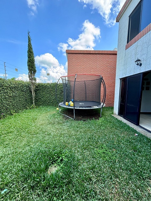 Venta de Casa o Casas, Terrenos, Propiedades, Apartamentos, Inmuebles en Guatemala, zona 11, zona 7, zona 2, zona 18, zona 16, Mixco, Carretera Al Salvador, Fraijanes, Santa Catarina Pinula, Antigua Guatemala, Villa Nueva, Villa Canales, San Miguel Petapa - Venta o Alquiler de Casas En Guatemala