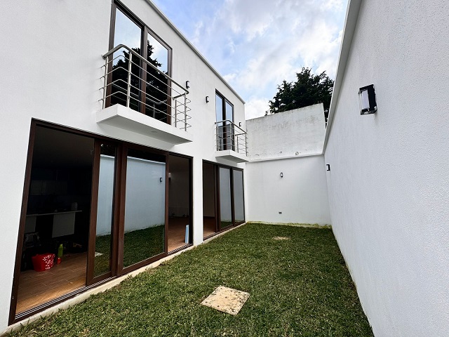 Venta de Casa o Casas, Terrenos, Propiedades, Apartamentos, Inmuebles en Guatemala, zona 11, zona 7, zona 2, zona 18, zona 16, Mixco, Carretera Al Salvador, Fraijanes, Santa Catarina Pinula, Antigua Guatemala, Villa Nueva, Villa Canales, San Miguel Petapa - Venta o Alquiler de Casas En Guatemala