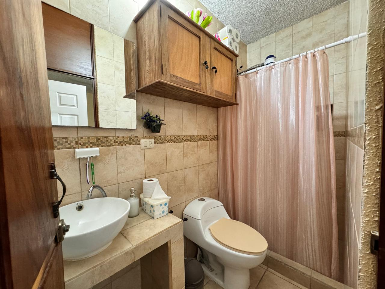 Venta de Casa o Casas, Terrenos, Propiedades, Apartamentos, Inmuebles en Guatemala, zona 11, zona 7, zona 2, zona 18, zona 16, Mixco, Carretera Al Salvador, Fraijanes, Santa Catarina Pinula, Antigua Guatemala, Villa Nueva, Villa Canales, San Miguel Petapa - Venta o Alquiler de Casas En Guatemala