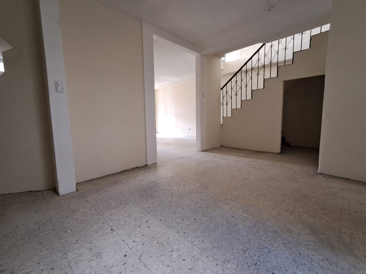 Venta de Casa o Casas, Terrenos, Propiedades, Apartamentos, Inmuebles en Guatemala, zona 11, zona 7, zona 2, zona 18, zona 16, Mixco, Carretera Al Salvador, Fraijanes, Santa Catarina Pinula, Antigua Guatemala, Villa Nueva, Villa Canales, San Miguel Petapa - Venta o Alquiler de Casas En Guatemala