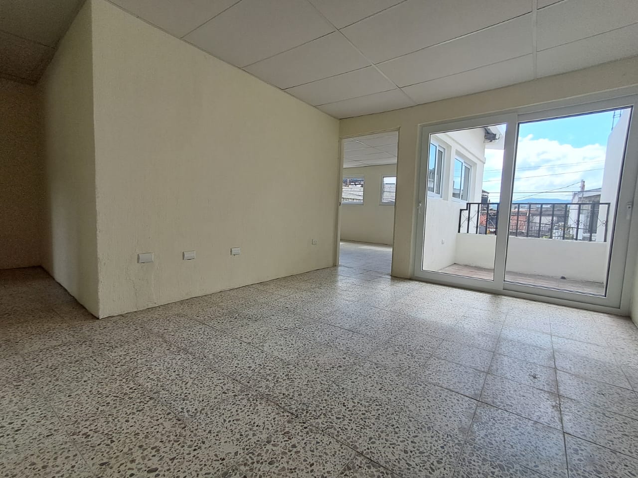 Venta de Casa o Casas, Terrenos, Propiedades, Apartamentos, Inmuebles en Guatemala, zona 11, zona 7, zona 2, zona 18, zona 16, Mixco, Carretera Al Salvador, Fraijanes, Santa Catarina Pinula, Antigua Guatemala, Villa Nueva, Villa Canales, San Miguel Petapa - Venta o Alquiler de Casas En Guatemala