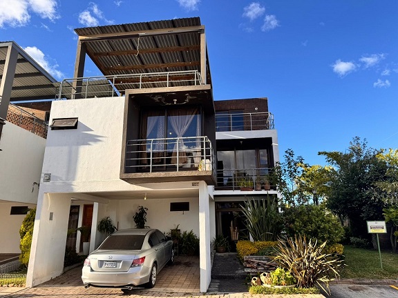 Venta de Casa o Casas, Terrenos, Propiedades, Apartamentos, Inmuebles en Guatemala, zona 11, zona 7, zona 2, zona 18, zona 16, Mixco, Carretera Al Salvador, Fraijanes, Santa Catarina Pinula, Antigua Guatemala, Villa Nueva, Villa Canales, San Miguel Petapa - Venta o Alquiler de Casas En Guatemala