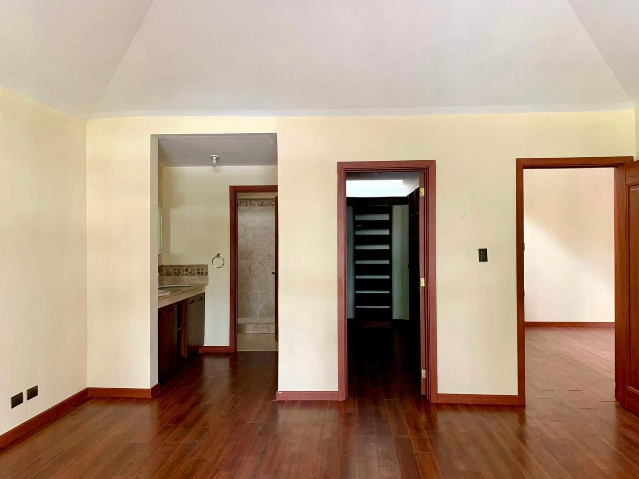 Venta de Casa o Casas, Terrenos, Propiedades, Apartamentos, Inmuebles en Guatemala, zona 11, zona 7, zona 2, zona 18, zona 16, Mixco, Carretera Al Salvador, Fraijanes, Santa Catarina Pinula, Antigua Guatemala, Villa Nueva, Villa Canales, San Miguel Petapa - Venta o Alquiler de Casas En Guatemala