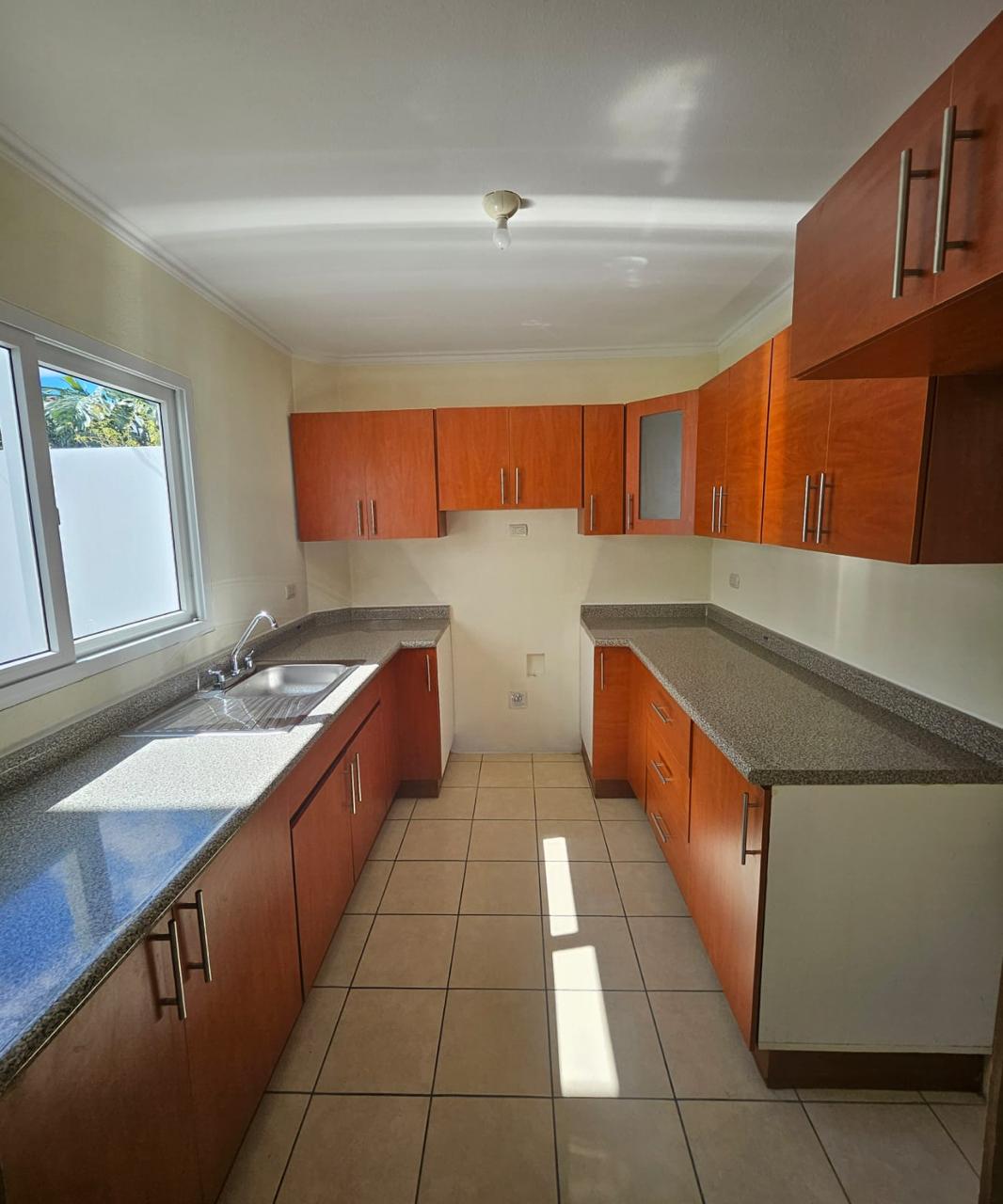 Venta de Casa o Casas, Terrenos, Propiedades, Apartamentos, Inmuebles en Guatemala, zona 11, zona 7, zona 2, zona 18, zona 16, Mixco, Carretera Al Salvador, Fraijanes, Santa Catarina Pinula, Antigua Guatemala, Villa Nueva, Villa Canales, San Miguel Petapa - Venta o Alquiler de Casas En Guatemala