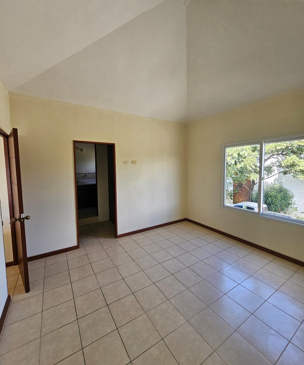 Venta de Casa o Casas, Terrenos, Propiedades, Apartamentos, Inmuebles en Guatemala, zona 11, zona 7, zona 2, zona 18, zona 16, Mixco, Carretera Al Salvador, Fraijanes, Santa Catarina Pinula, Antigua Guatemala, Villa Nueva, Villa Canales, San Miguel Petapa - Venta o Alquiler de Casas En Guatemala