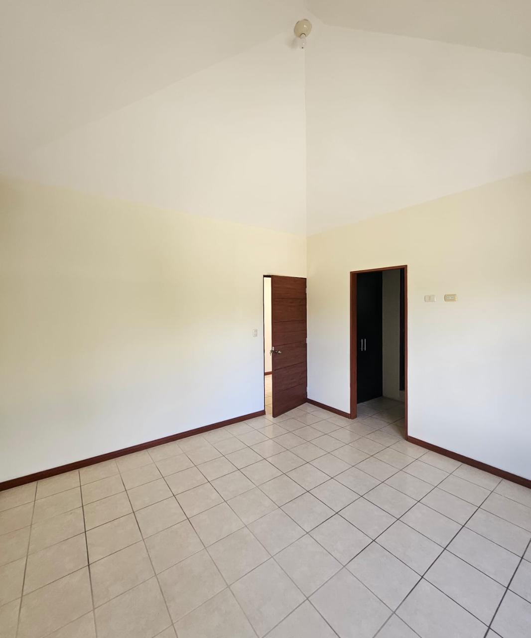 Venta de Casa o Casas, Terrenos, Propiedades, Apartamentos, Inmuebles en Guatemala, zona 11, zona 7, zona 2, zona 18, zona 16, Mixco, Carretera Al Salvador, Fraijanes, Santa Catarina Pinula, Antigua Guatemala, Villa Nueva, Villa Canales, San Miguel Petapa - Venta o Alquiler de Casas En Guatemala