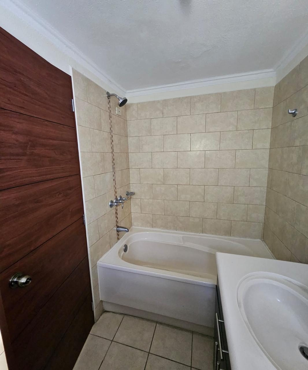 Venta de Casa o Casas, Terrenos, Propiedades, Apartamentos, Inmuebles en Guatemala, zona 11, zona 7, zona 2, zona 18, zona 16, Mixco, Carretera Al Salvador, Fraijanes, Santa Catarina Pinula, Antigua Guatemala, Villa Nueva, Villa Canales, San Miguel Petapa - Venta o Alquiler de Casas En Guatemala