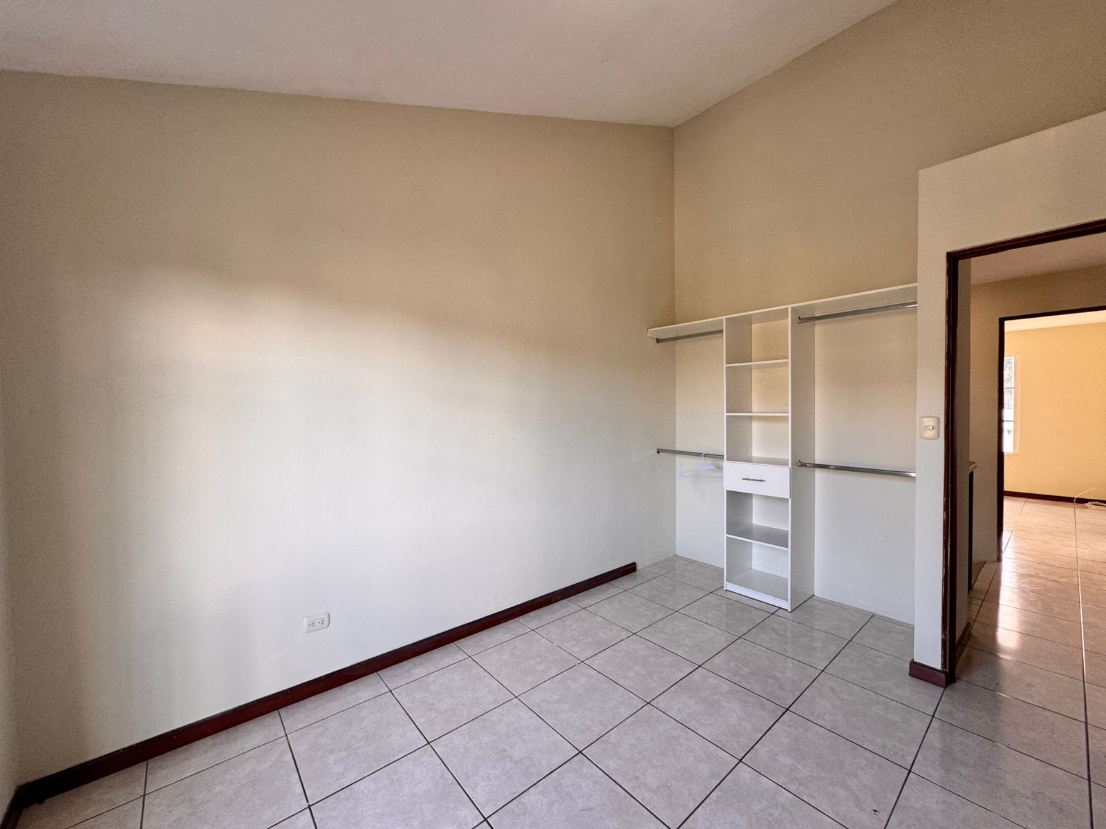 Venta de Casa o Casas, Terrenos, Propiedades, Apartamentos, Inmuebles en Guatemala, zona 11, zona 7, zona 2, zona 18, zona 16, Mixco, Carretera Al Salvador, Fraijanes, Santa Catarina Pinula, Antigua Guatemala, Villa Nueva, Villa Canales, San Miguel Petapa - Venta o Alquiler de Casas En Guatemala